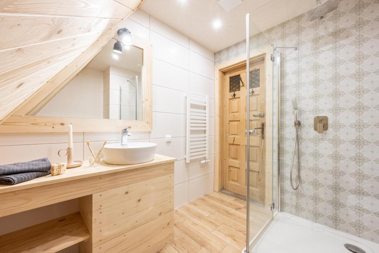Chalet (6 Adults)